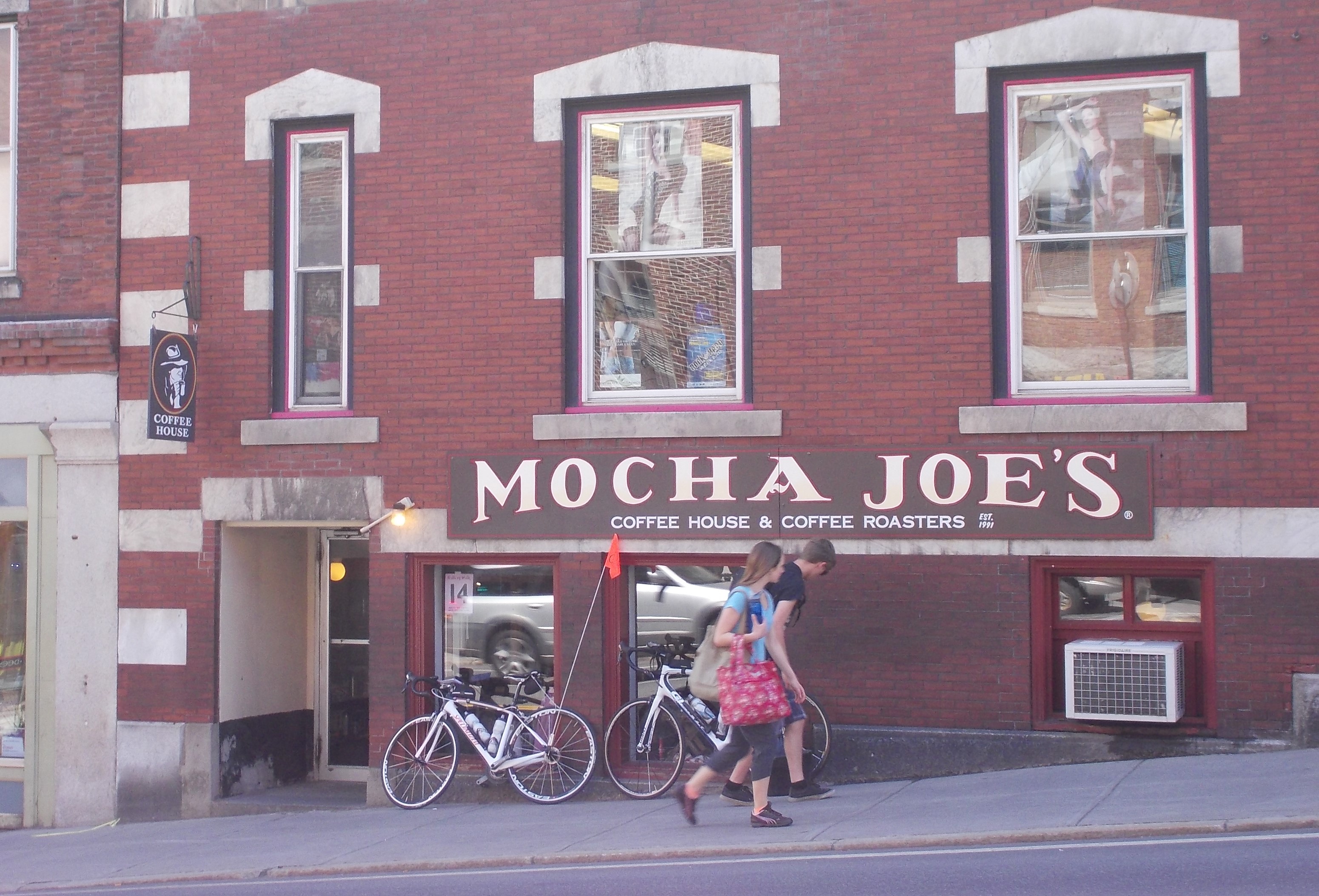Mocha Joe's. 2 bikes. 2 pedestrians. photo Jen Austin